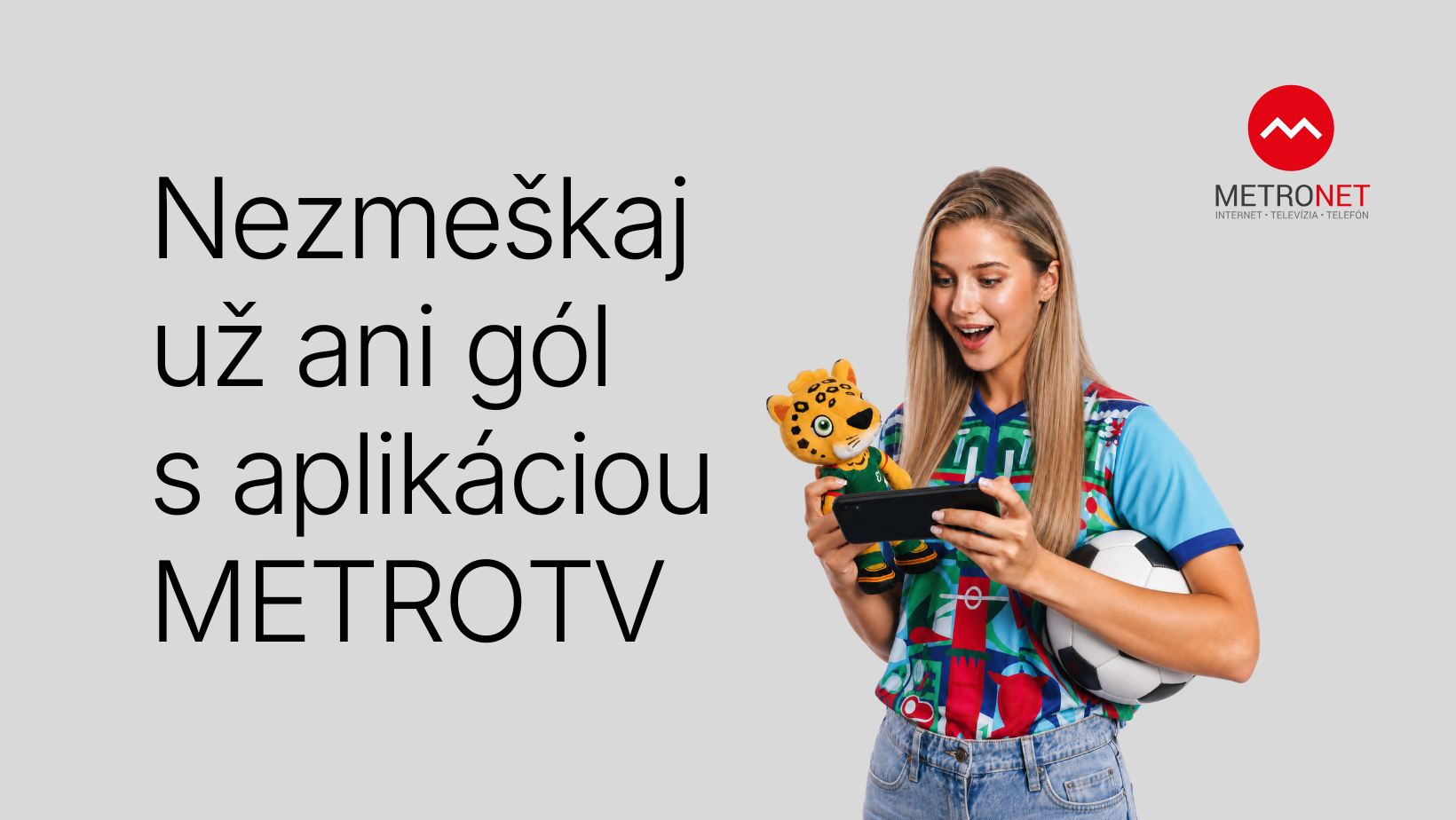 Futbalový fanúšik sleduje Majstrovstvá sveta v aplikácii METROTV